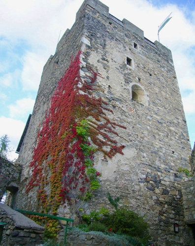 Bergfried im Herbst