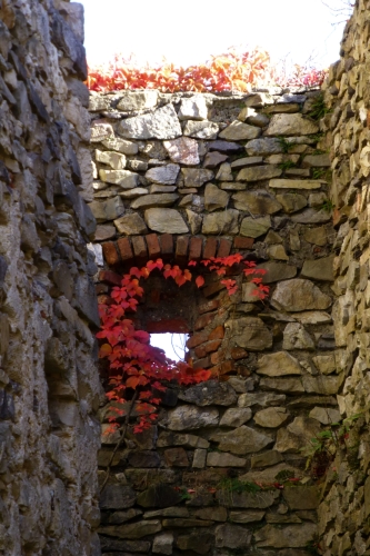 Fenster im Durchgang zum Fünfeckturm