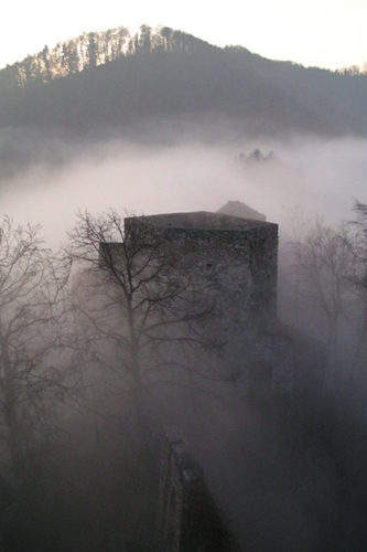 Fünfeckturm im Nebel
